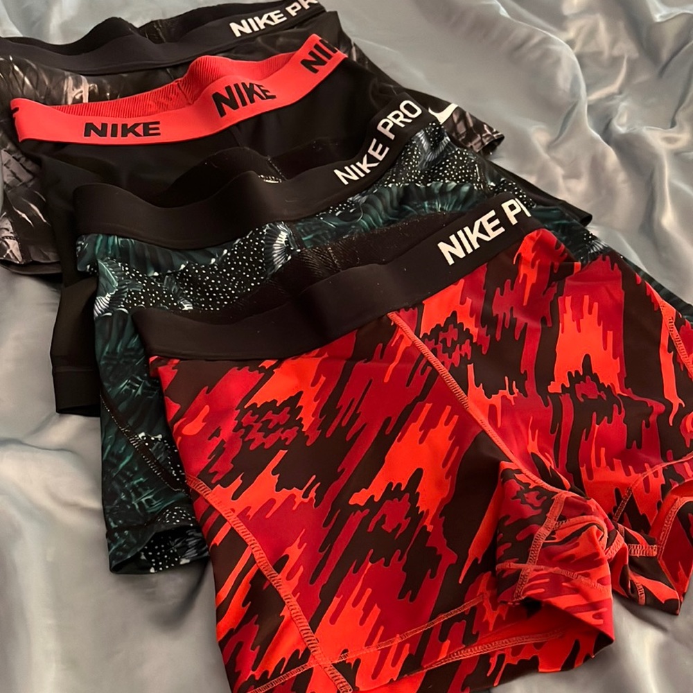 4 pairs of NIKE pros. Sizes vary (XS, S, M) see pictures for more details.